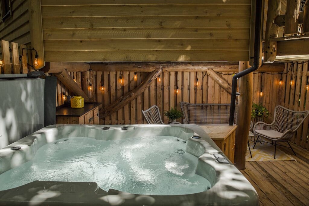 The Den Treehouse at Pickwell Manor in Devon - hot tub