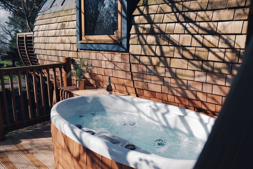 The Hideaway Treehouse at Pickwell Manor in Devon - hot tub