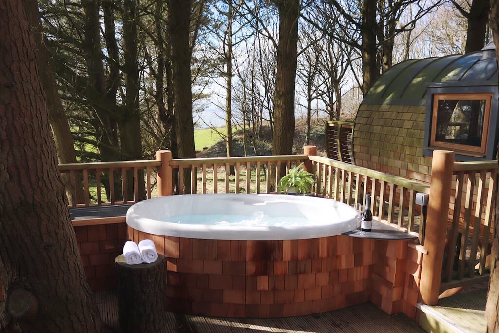 The Loft Treehouse at Pickwell Manor in Devon - hot tub