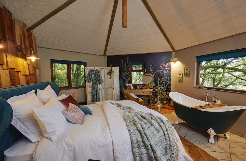 Ravendere Retreats: The Treehouse, Devon - bedroom