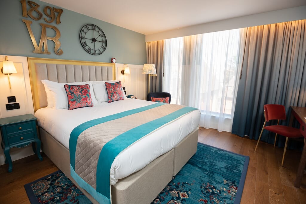 king room at the indigo hotel in chester king room at the indigo hotel in chester