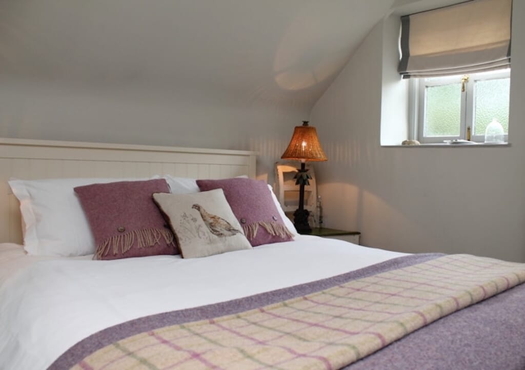 lechlade pub: five alls filkins, bedroom lechlade pub: five alls filkins, bedroom
