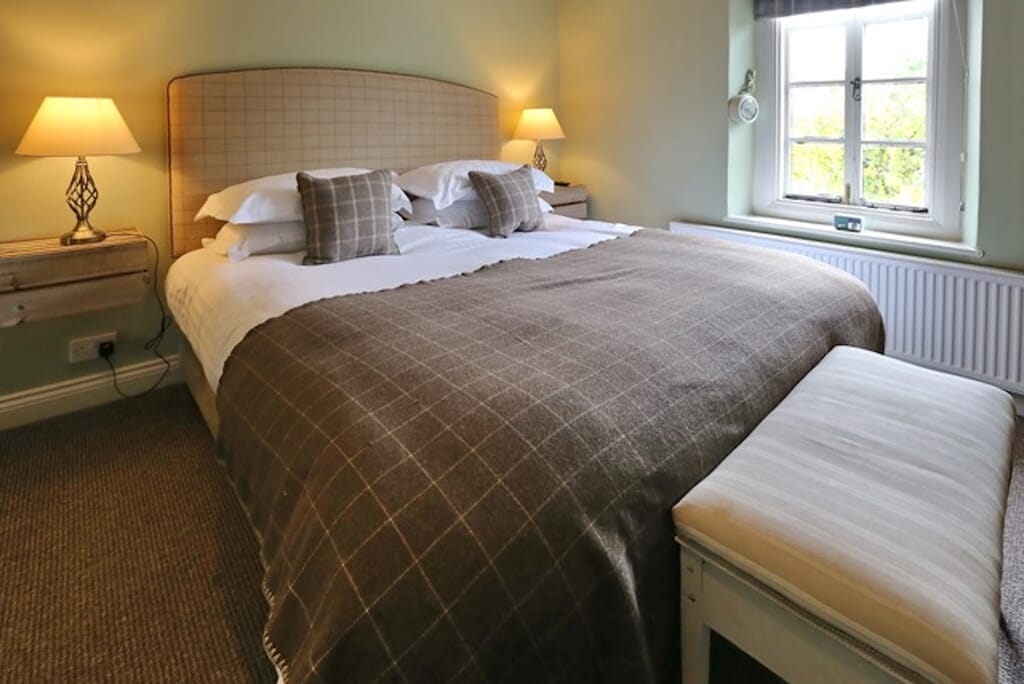 lechlade pub: five alls filkins, bedroom lechlade pub: five alls filkins, bedroom