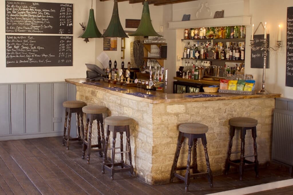 lechlade pub: five alls filkins, bar lechlade pub: five alls filkins, bar