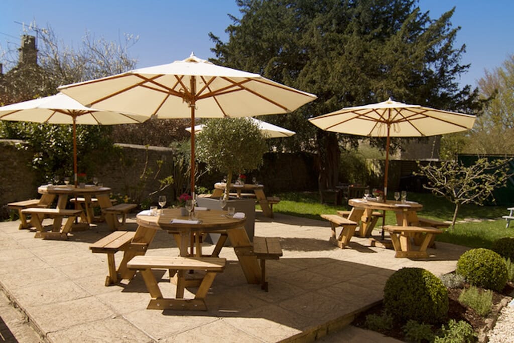 lechlade pub: five alls filkins, garden lechlade pub: five alls filkins, garden