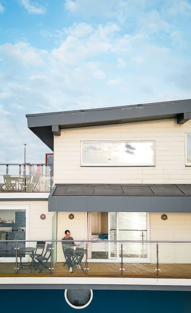 crabbers wharf, commodore's penthouse: balcony crabbers wharf, commodore's penthouse: balcony