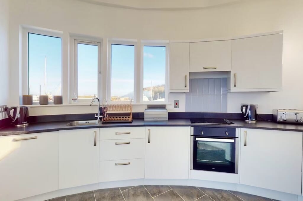 crabbers wharf, commodore's penthouse: kitchen crabbers wharf, commodore's penthouse: kitchen