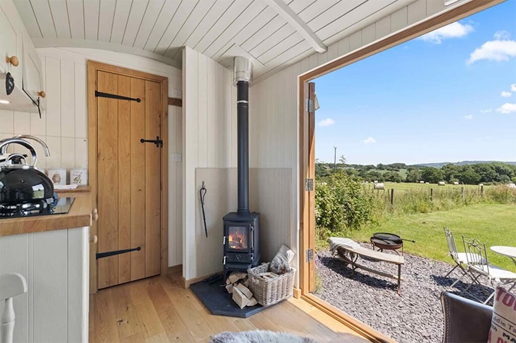 Shepherds Hut Wales - Cromwell's Hideaway - log burner Shepherds Hut Wales - Cromwell's Hideaway - log burner
