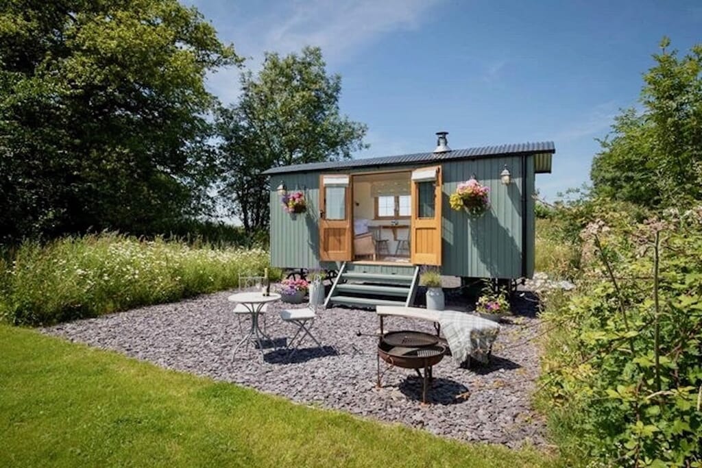 Shepherds Hut Wales - Cromwell's Hideaway - extrerior Shepherds Hut Wales - Cromwell's Hideaway - extrerior